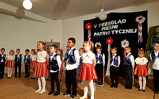 Patriotyczne pieśni i tańce w wykonaniu najmłodszych. W Olsztynie i Dobrym Mieście dzieci zaprezentowały swoje talenty